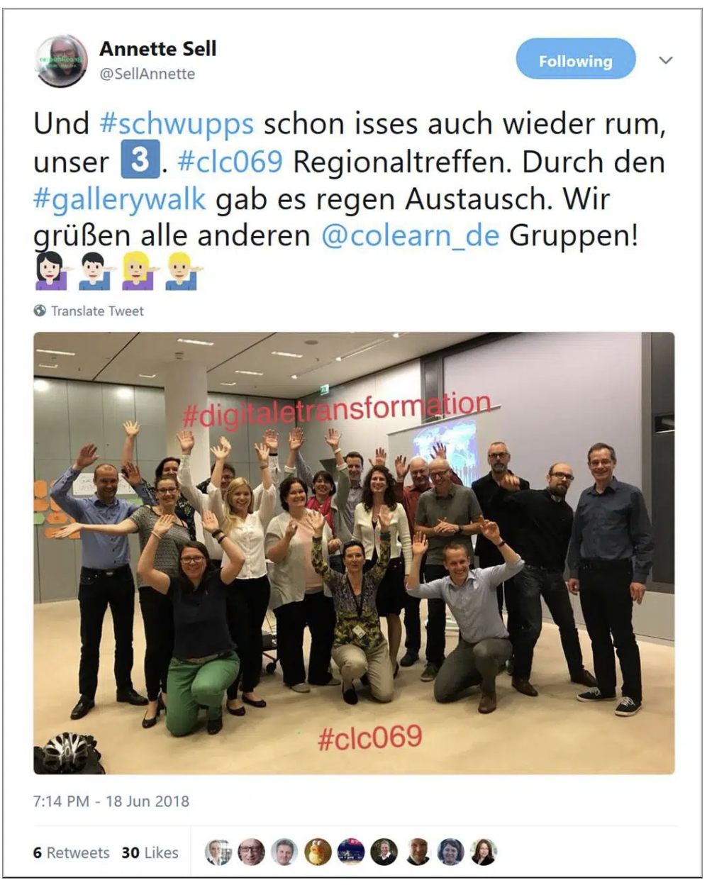 Teilnehmer und Teilnehmerinnen am 3. #clc069-Treffen (Quelle: Twitter), Die Abbildung zeigt einen Tweet, also eine Nachricht auf Twitter, von Annette Sell. Sie schreibt über ein Regionaltreffen der Gruppe #clc069 der Corporate Learning Community. Es war bereits das 3. Treffen dieser Gruppe. Die Teilnehmenden haben sich bei einem „Gallery Walk" ausgetauscht -- das ist ein Rundgang, bei dem Ideen vorgestellt werden. Annette grüßt in ihrem Text alle anderen Gruppen der Community. Darunter sieht man ein Gruppenfoto mit etwa 20 Personen. Alle lächeln und winken in die Kamera. Sie wirken fröhlich und engagiert. Auf dem Foto stehen die Wörter clc069 und digitaletransformation.
