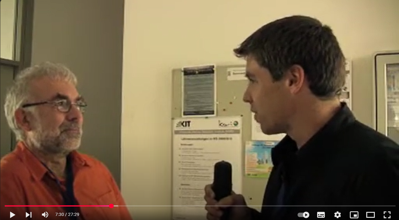 gkc09 Sessionplan Samstag mit Session „Wissensmanagement Vision 2100"
von Simon (Quelle: Simon Dückert), Videointerview mit Karlheinz und Simon auf dem KnowledgeCamp 2009\
(Quelle: YouTube), Das Bild ist auf dem KnowledgeCamp 2009 entstanden. Auf dem Bild sind
zwei Männer, Karlheinz Pape und Simon Dückert, zu sehen. Einer trägt ein
Mikrofon und interviewt den anderen. Der Mann mit Mikrofon schaut den
anderen freundlich an. Im Hintergrund hängen Infoblätter. Unten im Bild
sieht man, dass es sich um ein Video handelt -- es läuft gerade bei
Minute 7:30 von insgesamt 27:29
Minuten.