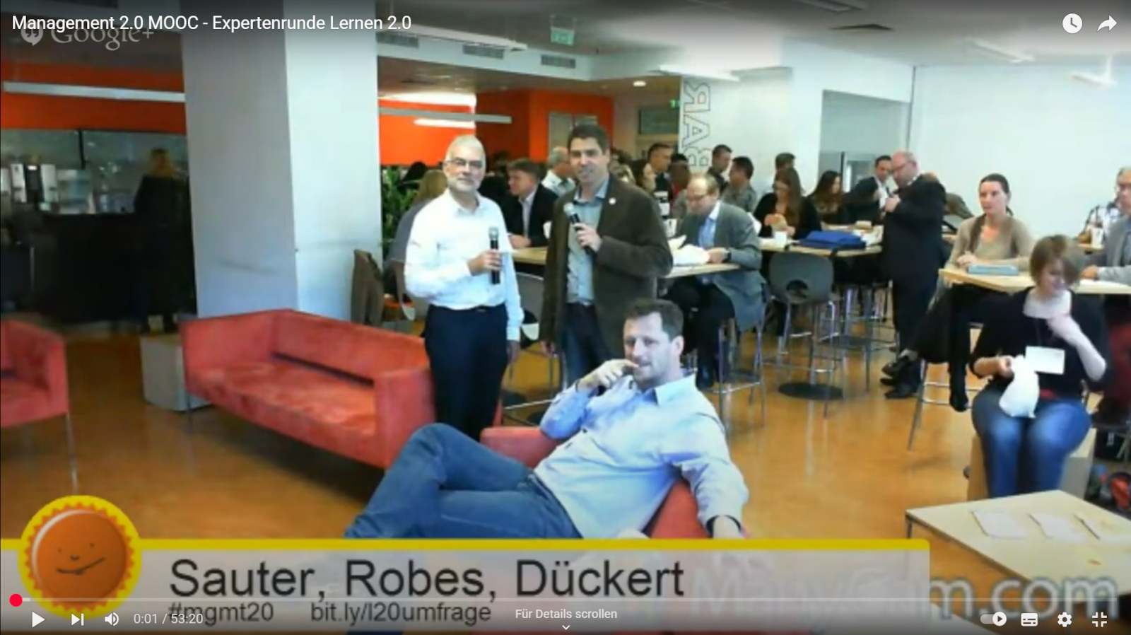 Anmoderation der Livesession des Management 2.0 MOOC auf dem Corporate
Learning Camp 2013 mit Karlheinz und Simon (Quelle: YouTube), Auf dem Bild ist eine Veranstaltung zu sehen. Viele Menschen sitzen
oder stehen in einem offenen Raum mit Tischen. Vorne sitzen und stehen
drei Männer mit Mikrofonen. Einer liegt entspannt auf einem roten Sofa.
Auf dem Bildschirm steht unten: „Sauter, Robes, Dückert". Oben liest man
den Titel der Veranstaltung: „Management 2.0 MOOC -- Expertenrunde
Lernen 2.0". Es handelt sich um die Anmoderation der Livesession des
Management 2.0 MOOC auf dem Corporate Learning Camp 2013 mit Karlheinz
Pape und Simon
Dückert.