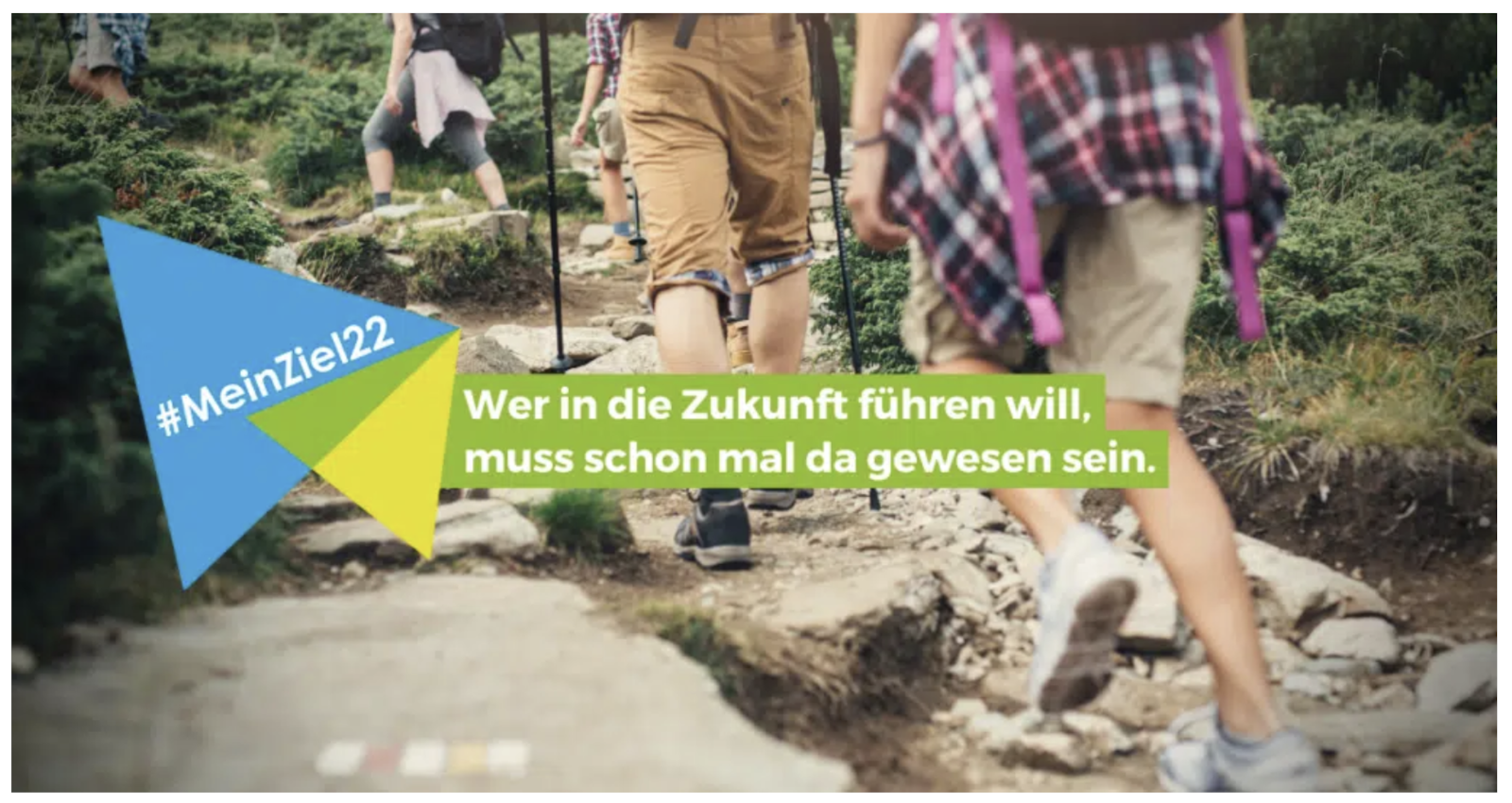 Aufruf zur Lernreise MeinZiel22 (Quelle:
CLC Blog), Die Grafik zeigt Menschen, die auf einem Wanderweg in den Bergen
gehen. Sie tragen Rucksäcke und Wanderschuhe -- sie sind gemeinsam
unterwegs. Auf dem Bild steht ein Satz: „Wer in die Zukunft führen will,
muss schon mal da gewesen sein." Links im Bild ist ein farbiges Logo mit
dem Text: #MeinZiel22.
